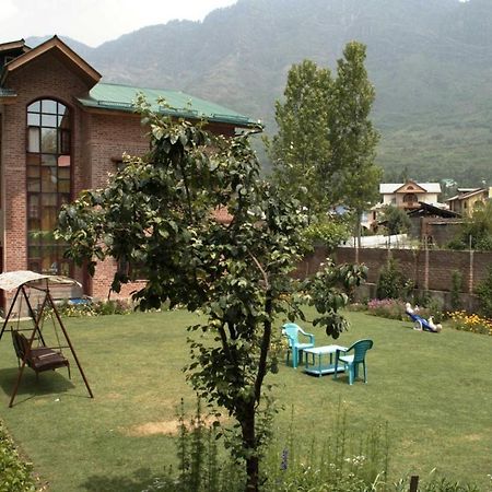 Отель Sheesha Residency Сринагар Экстерьер фото