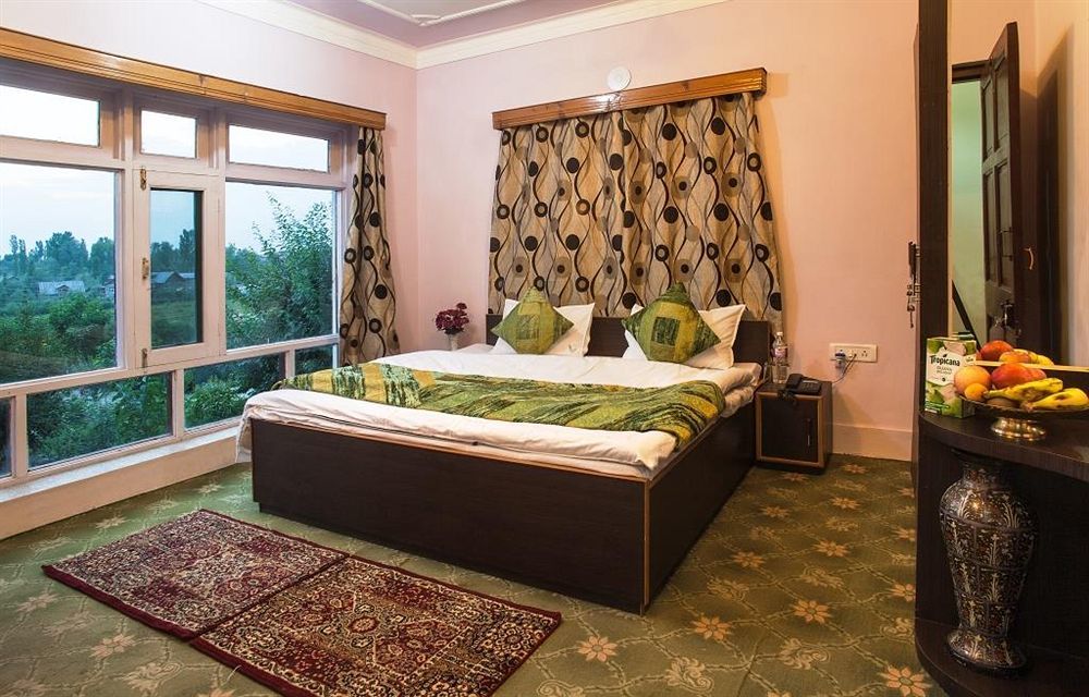 Отель Sheesha Residency Сринагар Экстерьер фото