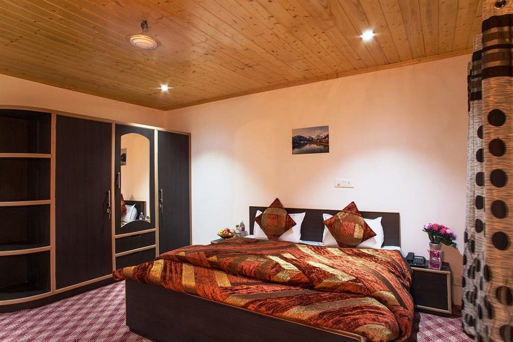Отель Sheesha Residency Сринагар Экстерьер фото