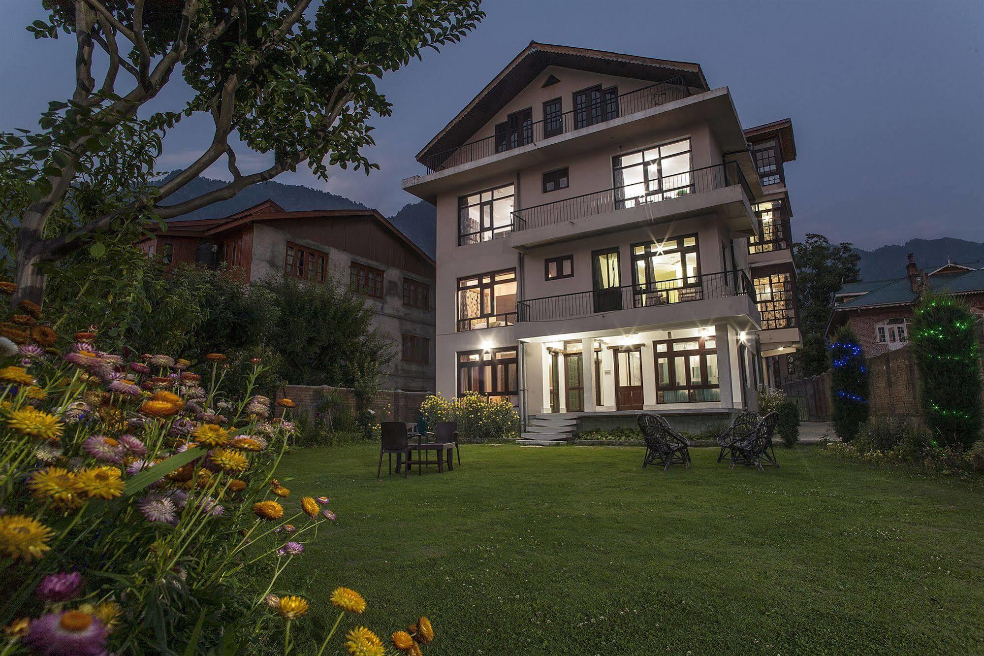 Отель Sheesha Residency Сринагар Экстерьер фото