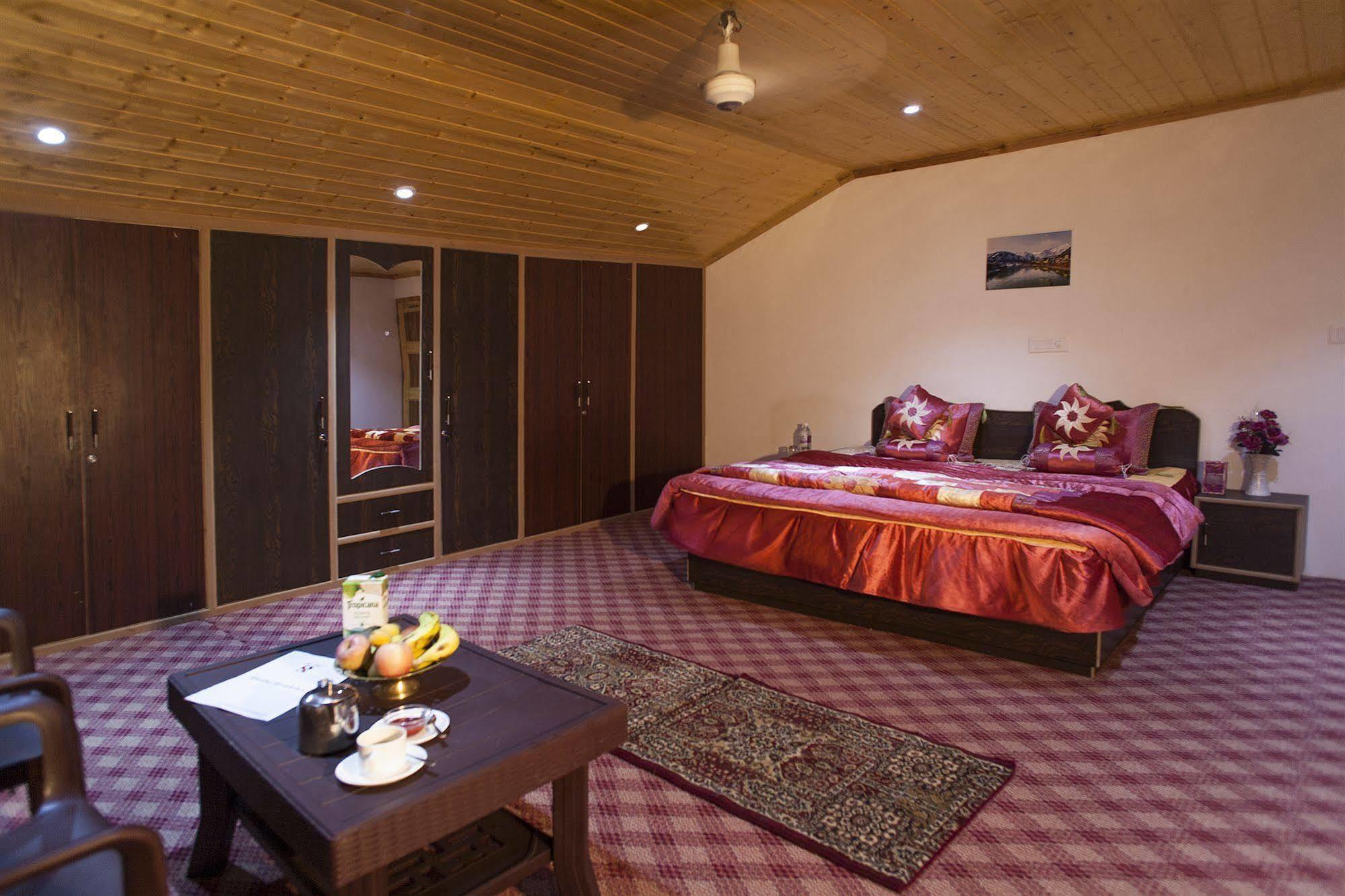 Отель Sheesha Residency Сринагар Экстерьер фото