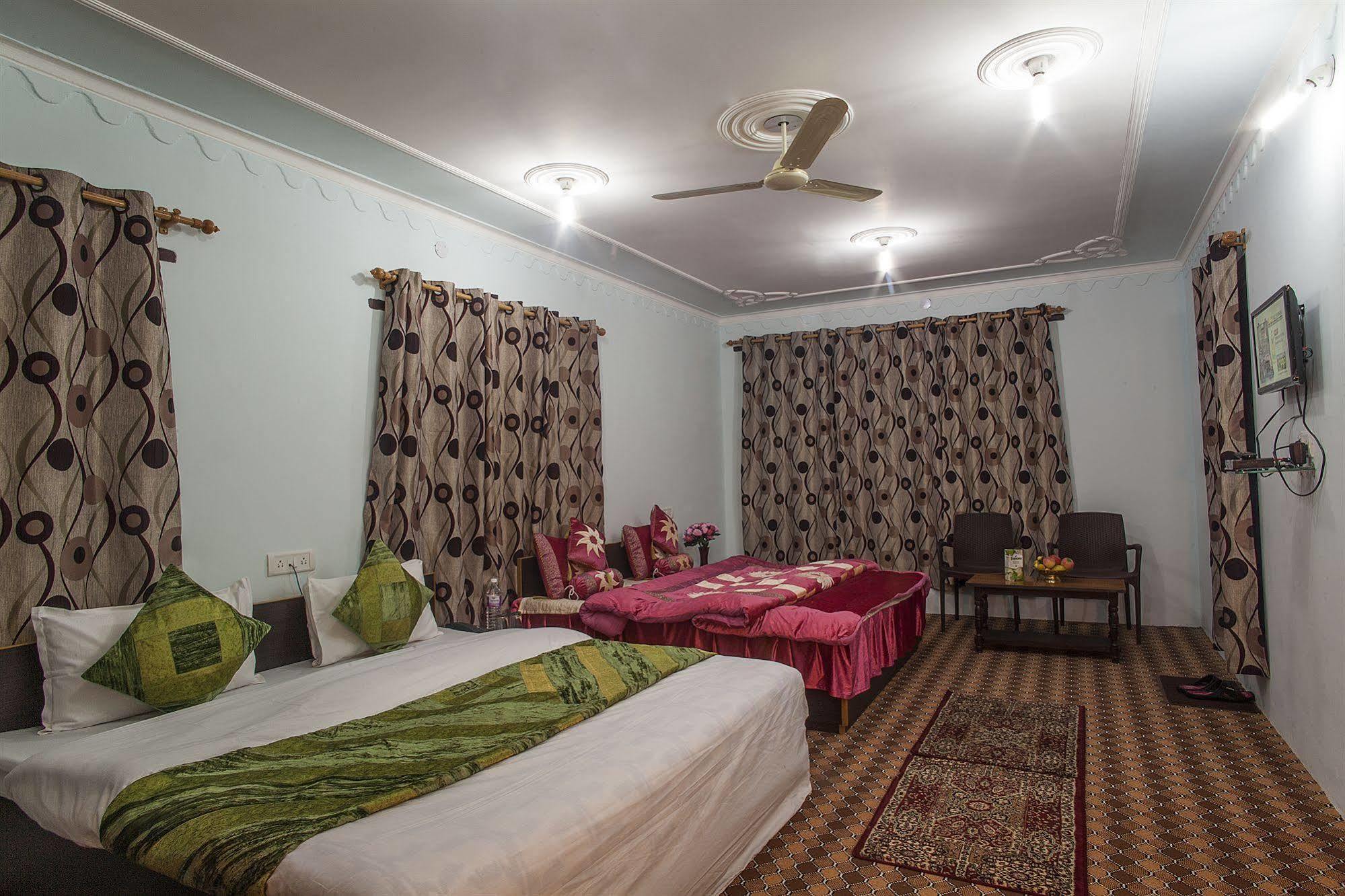 Отель Sheesha Residency Сринагар Экстерьер фото